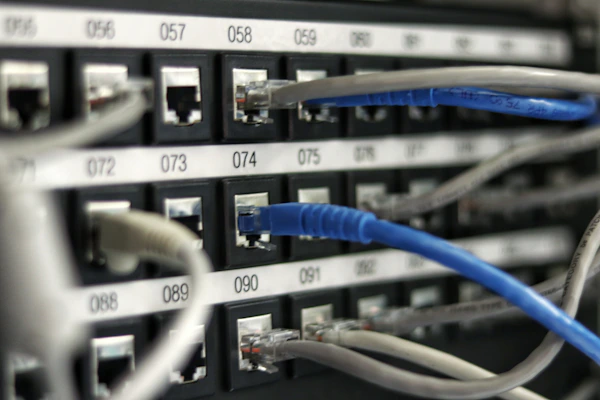 Corredor de servidores em um data center iluminado